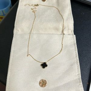 Small onyx single clover necklace.  14k yellow gold. Adj chain 16-18 inches